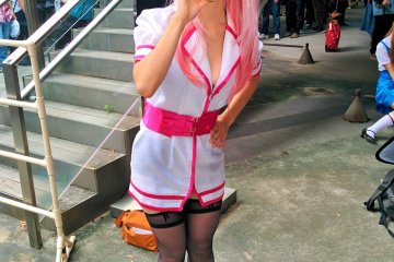 <p>Cette cosplayeuse d&eacute;guis&eacute;e en Super Sonico prend la pose...</p>