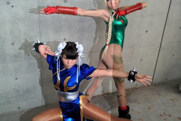 <p>Certaines poses sont tr&egrave;s travaill&eacute;es : ici deux cosplays de combattantes issues du fameux univers de Street Fighter</p>