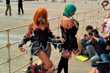 <p>Deux cosplayeuses prennent la pose. On ne le voit pas sur cette photo mais...</p>