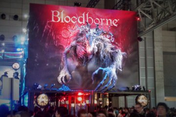<p>Les d&eacute;corations des stands sont souvent travaill&eacute;es : ici un monstre poilu semble sortir d'une affiche</p>
