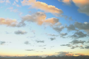 Après avoir longé des champs, j'ai atteint cet endroit, idéal pour avoir une vue imprenable sur le Mont Tokachi