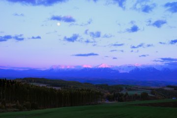 J'ai failli arriver trop tard mais j'ai réussi ! Le soleil couchant éclairait seulement la zone située près du sommet enneigé du Mont Tokachi et on apercevait la lune dans le ciel : voici ce pourquoi je suis venu !