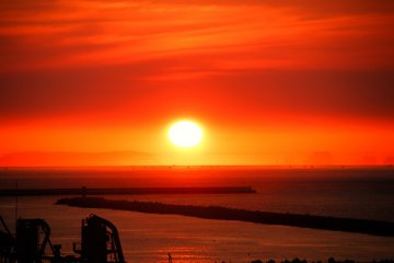 Depuis la ville de Monbetsu, on voit le soleil s'élever au-dessus de la Mer d'Okhotsk