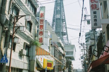 <p>Suasana lingkungan Shinsekai pada siang hari</p>