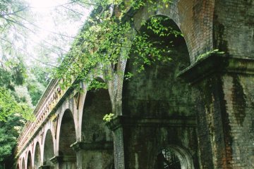 <p>Jembatan air yang terlihat tua nan klasik terletak di dalam Nanzen-ji</p>