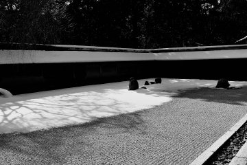 <p>This snow-covered rock garden is a rare sight to behold. Although most of the rocks are buried and cannot be seen, they are nonetheless beautiful. It was landscaped by So-ami allegedly, but the truth is unknown</p>