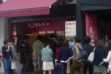 <p>Octopus cracker shop lined with customer</p>