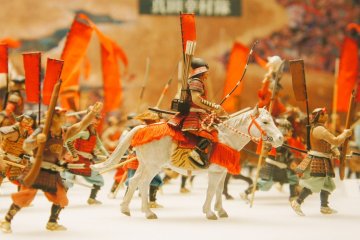 <p>Miniatur prajurit berkuda yang bercerita tentang perang musim panas yang terjadi di sekitar Osaka-jo</p>