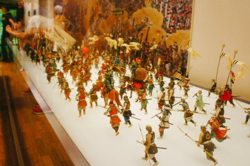 <p>Anda akan lebih mudah berimajinasi dengan panduan miniatur atau diorama yang ditampilkan di dalam kastil ini</p>