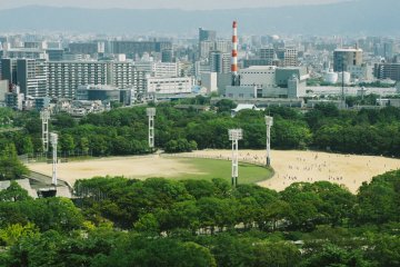 <p>Dari lantai paling atas Anda bisa melihat pemandangan di sekitar, salah satunya lapangan baseball ini.</p>