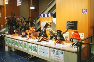 <p>Shogun helmet yang dijual di dekat toko souvenir</p>