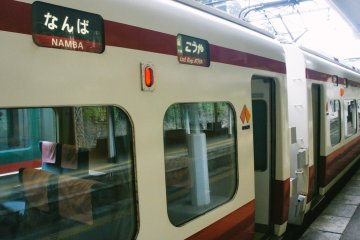 <p>Kereta Nankai Koya Line limited express yang membawa saya ke Koyasan</p>