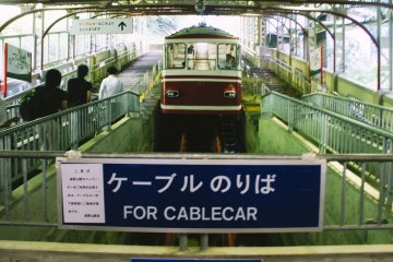 <p>Para penumpang siap menaiki cable car</p>