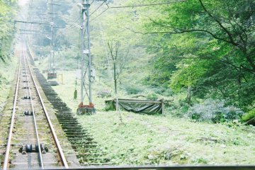 <p>Jalur cable car yang menanjak curam</p>