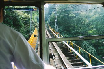 <p>Jalur cable car terlihat dari tempat masinis</p>