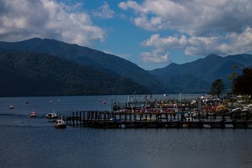 <p>Lakeside, a great avenue runs along the lake, with boat docks to service swan and helicopter boats. &nbsp;</p>