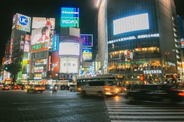 <p>Terlihat papan reklame besar memenuhi area Shibuya Crossing, terlihat ramai di malam hari.</p>