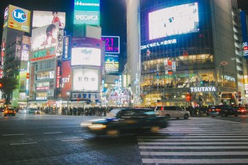 <p>Sibuknya Shibuya Crossing pada malam hari, para pengguna jalan menunggu lampu hijau untuk penyeberang.</p>