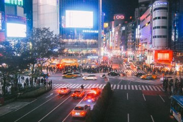 <p>Shibuya Crossing tak hanya diramaikan oleh penyeberang jalan namun juga kendaraan bermotor</p>