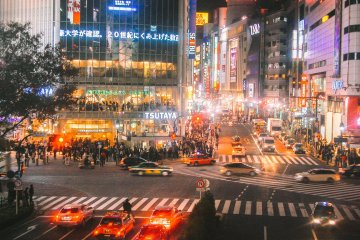 <p>Suasana keramaian di Shibuya Crossing pada malam hari</p>