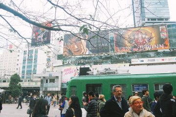 <p>Suasana di depan Stasiun JR Shibuya</p>