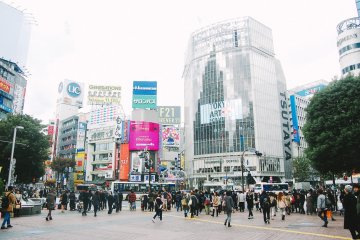 <p>Keramaian Shibuya Crossing pada siang hari</p>