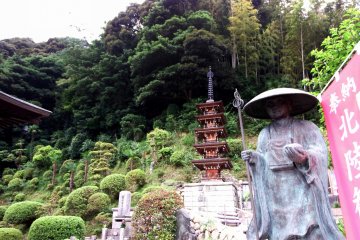 <p>The statue of Kobo-Daishi (Kukai) and the five-storied pagoda at the foot of the hill</p>