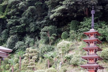 <p>Five-storied pagoda beside the mountain</p>