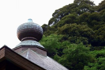 <p>Temple roof and green woods</p>