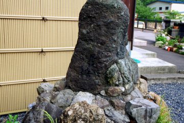 <p>This is called, 'Basho's Kanezuka (Bell Stone)', which was built in 1761; Basho's poem was carved on it</p>
