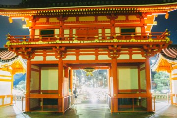 <p>Pintu gerbang yang berwarna merah khas kuil Shinto ini berdiri dengan gagah di depan kuil</p>