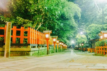 <p>Jalan keluar yang dipandu oleh lampion</p>