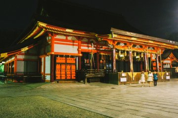 <p>Aula utama untuk berdoa di Yasaka-jinja</p>