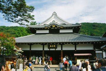 <p>Sebuah aula yang dijumpai ketika melewati loket masuk</p>