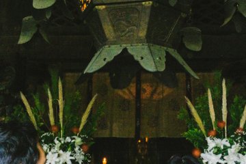 <p>Pengunjung yang berdoa di aula utama Kiyomizu-dera</p>