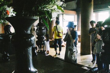 <p>Pengunjung yang berdoa di aula utama Kiyomizu-dera</p>