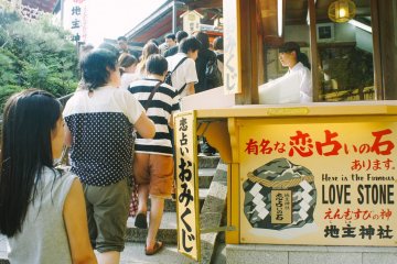 <p>Para pengunjung mengantre untuk masuk ke&nbsp;Jishu-jinja, mencari batu cinta.</p>