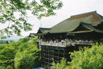 <p>Terlihat beranda aula utama Kiyomizu-dera yang ditopang oleh pilar-pilar. Kuil ini terlihat seperti menggantung di tepian tebing.</p>