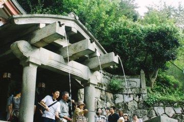 <p>Air terjun di Kiyomizu-dera yang diminum oleh banyak pengunjung untuk mendapatkan kesehatan dan agar awet muda</p>