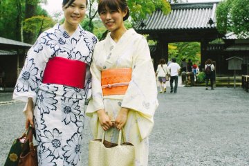 <p>Dua pengunjung yang mengenakan pakaian tradisional (yukata dan kimono) di depan pintu masuk Kinkaku-ji</p>