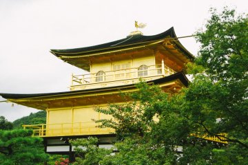 <p>Paviliun emas dari jarak dekat</p>
