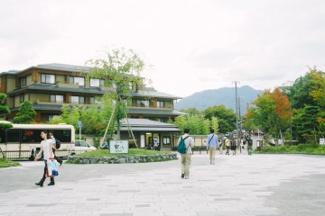 <p>In front of Arashiyama Hankyu Station, you just need to go down to the North toward Togetsukyo</p>