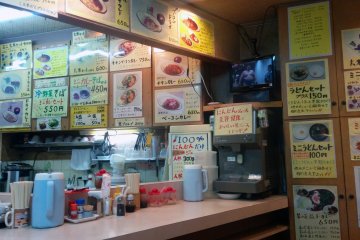 <p>The end of the counter has a small TV. Just inside the counter is the carrot juicer which is not noisy at all when operated</p>