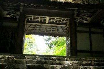 <p>Looking up at Honen-in's Gate</p>