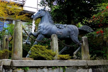 <p>Beautiful horse statue</p>
