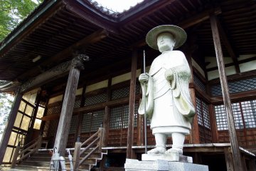 <p>Stone statue of...Rennyo...?!</p>