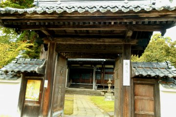 <p>The entrance gate of Anrakuji Temple, Fukui</p>