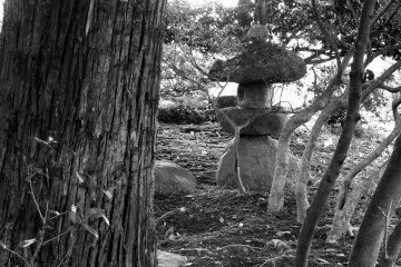 <p>An ancient-looking stone lantern stood beside the path</p>