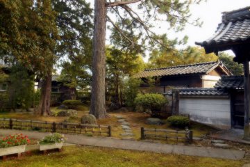 <p>The garden can be accessed from the opposite side of the temple grounds as well (I entered the garden from the other side)</p>