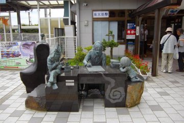 A marble table where Mizuki Shigeru sat to draw his characters.